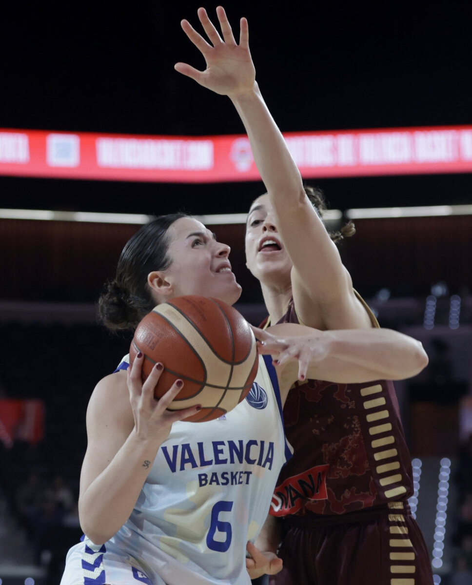 Jugadora de Valencia Basket en acción durante un partido contra Reyer Venecia.
