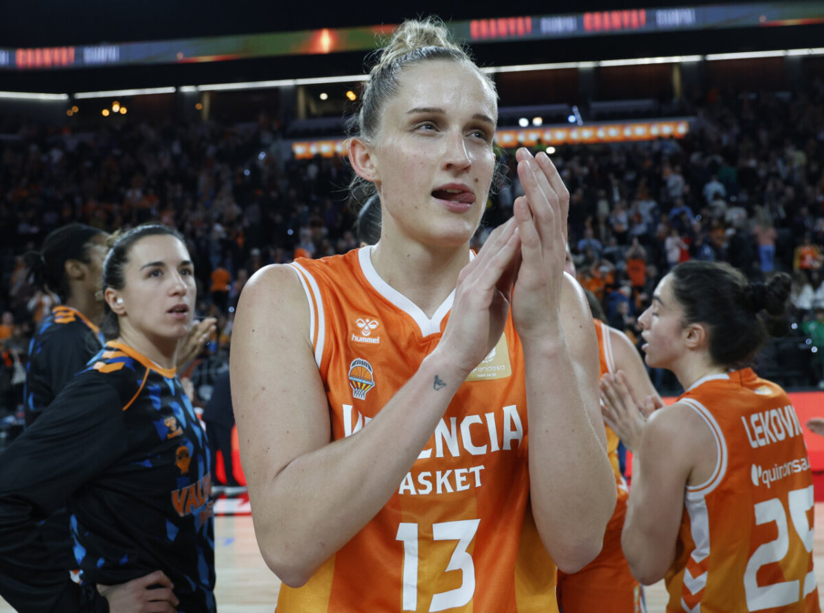 Jugadoras de Valencia Basket celebrando tras una victoria en el partido contra Perfumerías Avenida.