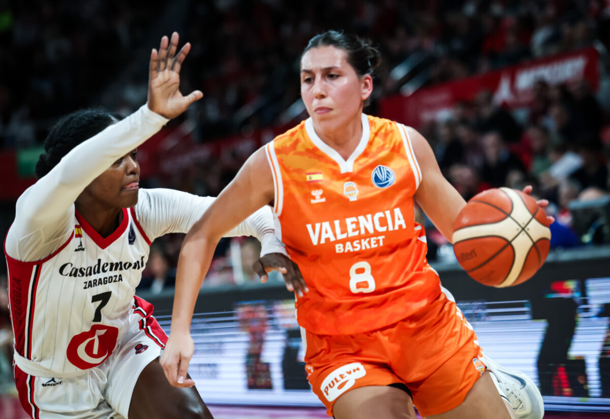 Jugadora de Valencia Basket en acción durante un partido contra Zaragoza