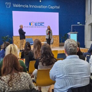 Reunión de lanzamiento del proyecto BUILD en València con presentadores en el escenario.