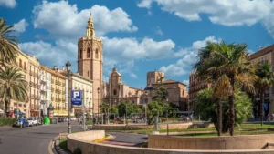 Vista de la ciudad de Valencia con edificios y palmeras