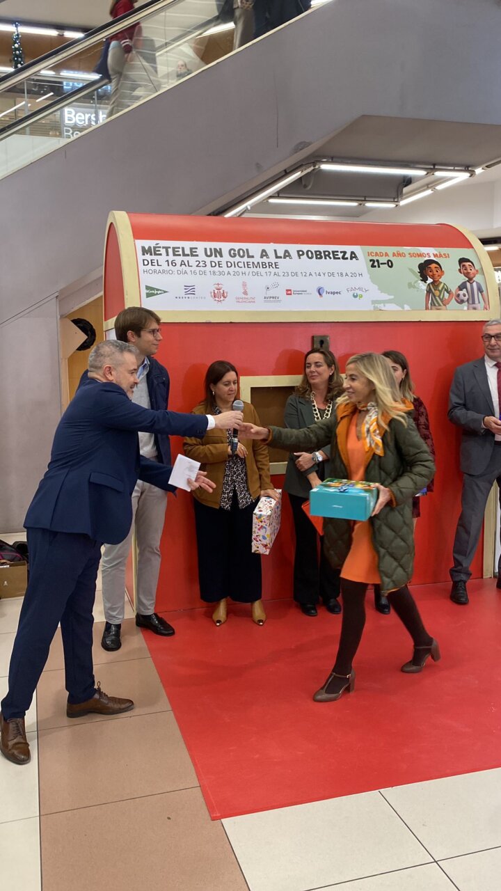 Entrega de juguetes en campaña benéfica en Valencia