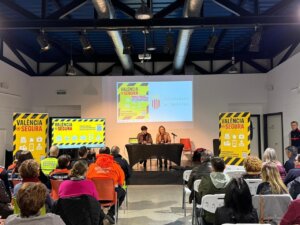 Evento de formación sobre emergencias en Xirivella con participantes y presentadores