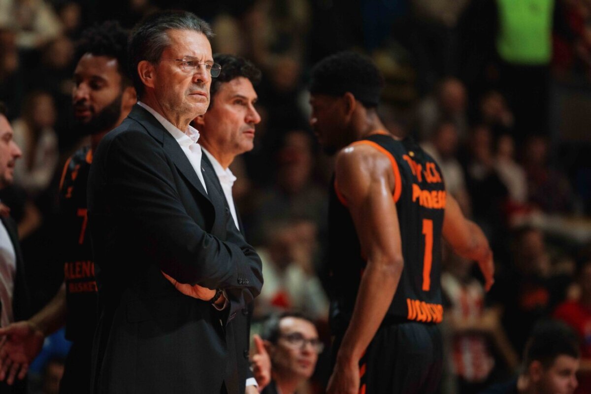 Entrenador y jugadores de Valencia Basket durante un partido en Belgrado