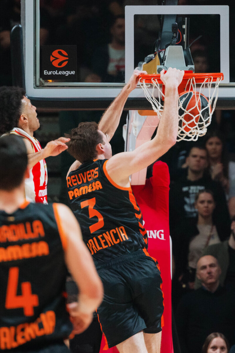 Jugador de Valencia Basket anotando en el partido contra Crvena Zvezda en Belgrado