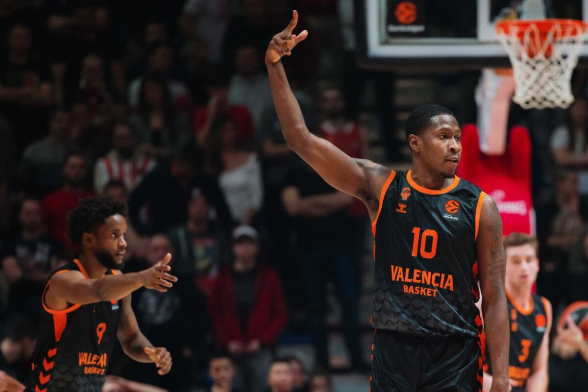 Jugadores de Valencia Basket celebrando una victoria en el Pionir.