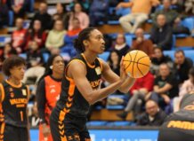 Jugadora de Valencia Basket lanzando a canasta en un partido