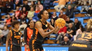 Jugadora de Valencia Basket lanzando a canasta en un partido
