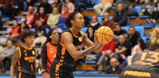 Jugadora de Valencia Basket lanzando a canasta en un partido