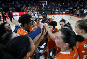 Jugadoras de Valencia Basket celebrando una victoria en el Roig Arena