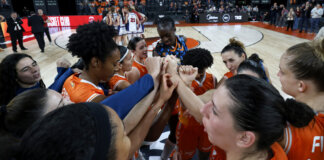 Jugadoras de Valencia Basket celebrando una victoria en el Roig Arena