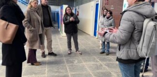 La consellera realiza una visita al IES Alfafar para conocer sus instalaciones.