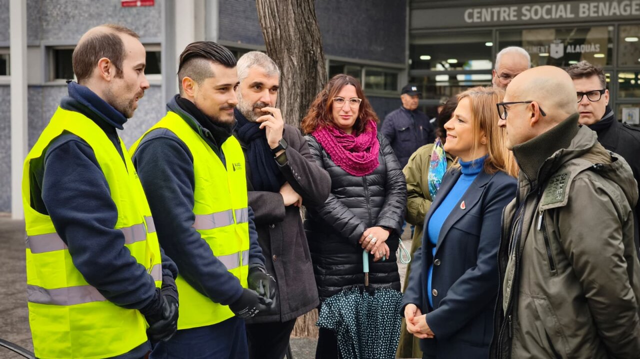 Pilar Bernabé se reúne con trabajadores en Alaquàs para discutir planes de empleo.