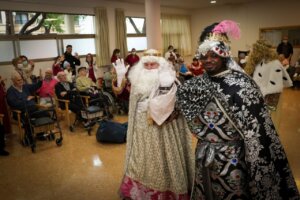 Los Reyes Magos visitan a los mayores en Torrent, compartiendo alegría y regalos.