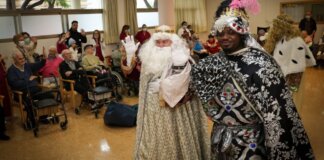 Los Reyes Magos visitan a los mayores en Torrent, compartiendo alegría y regalos.