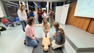 Profesores y personal aprendiendo RCP en taller de Vithas