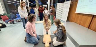 Profesores y personal aprendiendo RCP en taller de Vithas