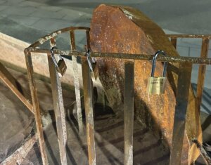 Candados con mensajes en la escultura Gracias en Alaquàs