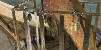 Candados con mensajes en la escultura Gracias en Alaquàs