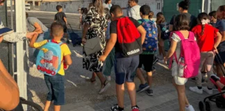 Niños y adultos entrando al CEIP Orba en Alfafar