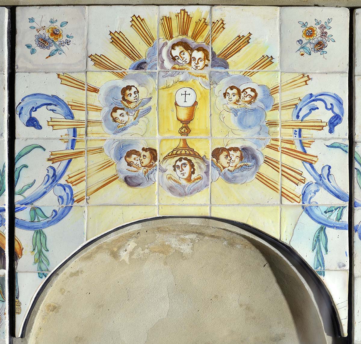 Panel cerámico con alegoría eucarística en la Casa Museo Benlliure