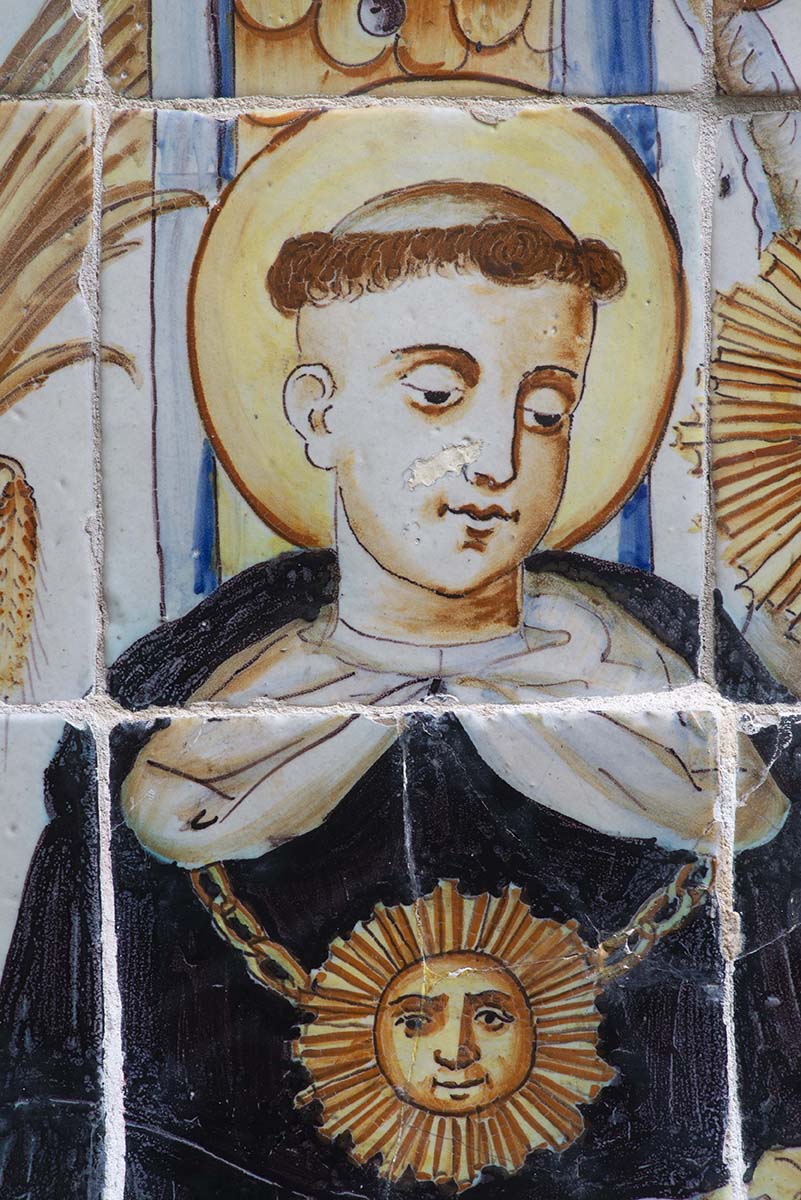 Detalle del panel cerámico con San Pascual Bailón en la Casa Museo Benlliure