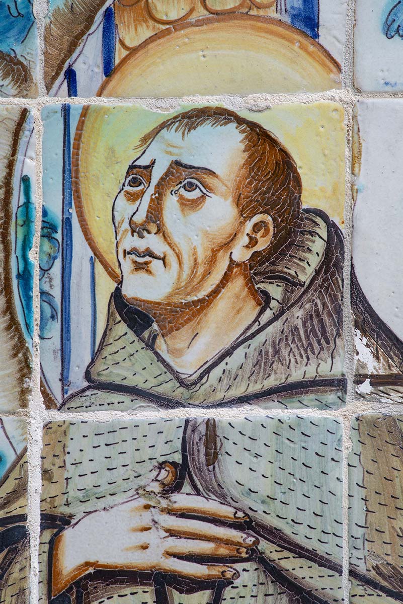 Detalle del panel cerámico con San Pascual Bailón en la Casa Museo Benlliure