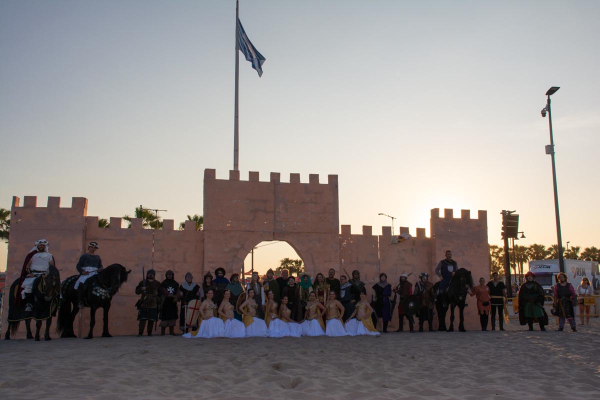 Grupo de personas en vestimenta tradicional de Moros y Cristianos en Valencia