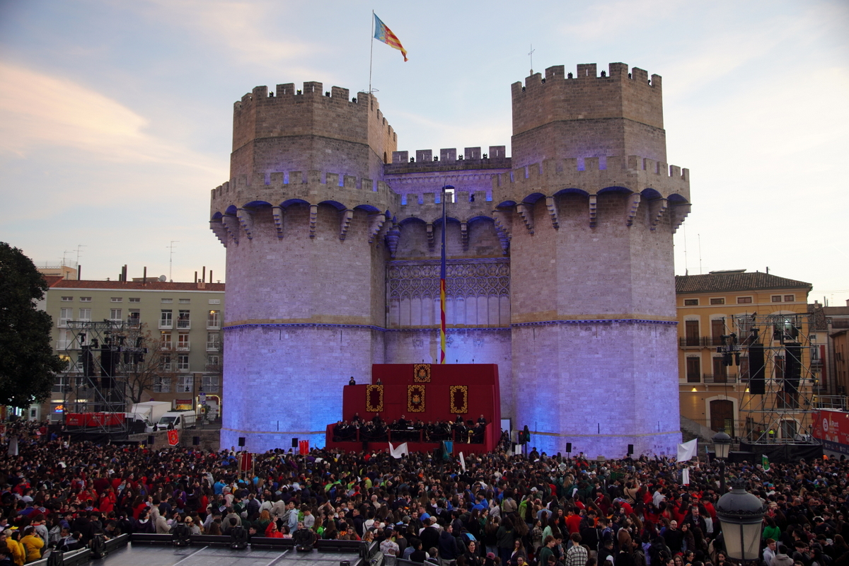 Multitud de personas en la celebración del Doimingo de Cridida en Valencia