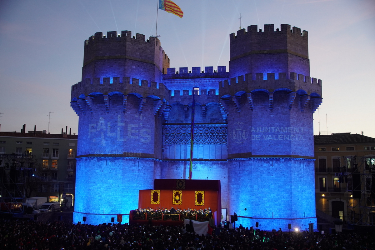 Celebración del Doimingo de Cridida en Valencia con luces y público
