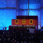 Celebración del Domingo de Cridida en Valencia con multitudes y escenario iluminado