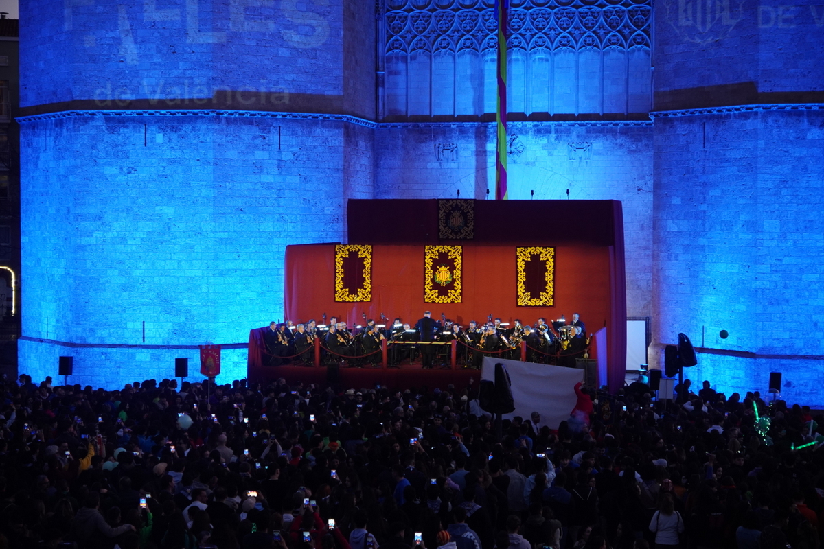 Celebración del Domingo de Cridida en Valencia con multitudes y escenario iluminado