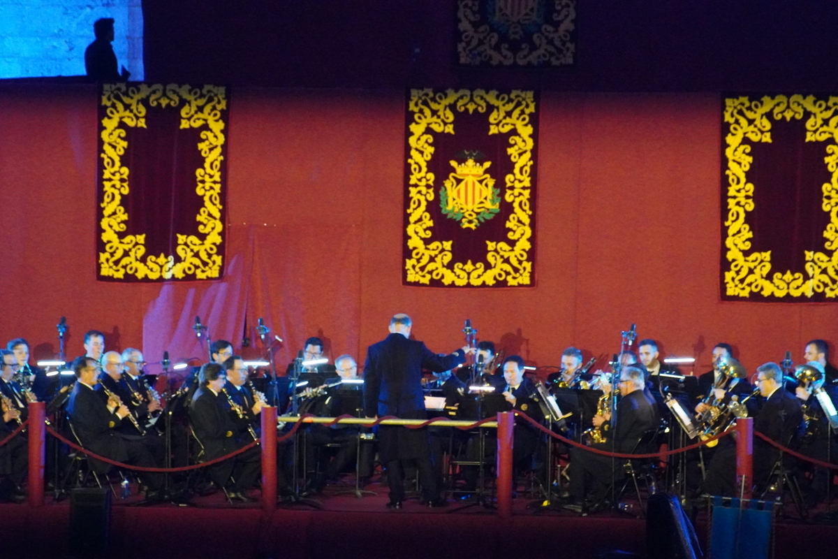 Orquesta tocando en el evento Domingo de Cridida en Valencia