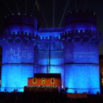 Castillo iluminado en azul durante la Cridida en Valencia