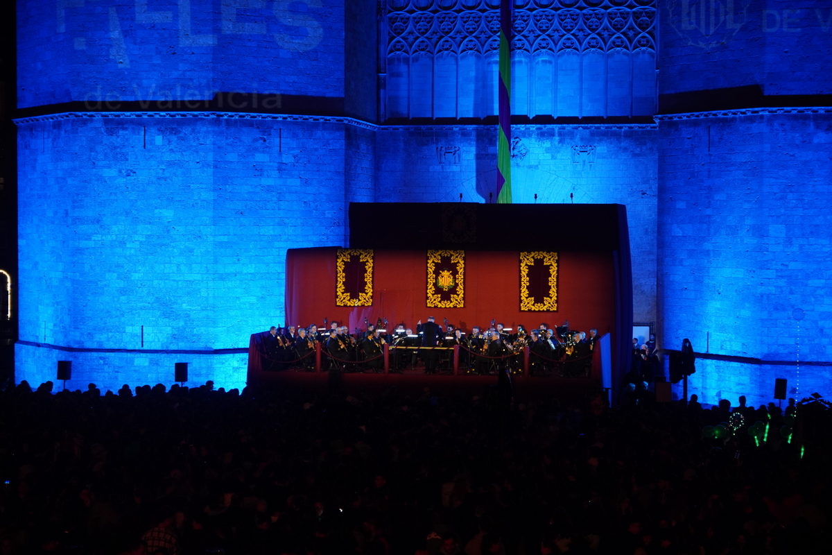 Concierto en el Doimingo de Cridida en Valencia con fondo iluminado