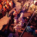 Grupo de personas en un evento en Valencia con artistas en el escenario