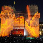 Proyección de luces en la Torre de Serranos durante el Doimingo de Cridida en Valencia