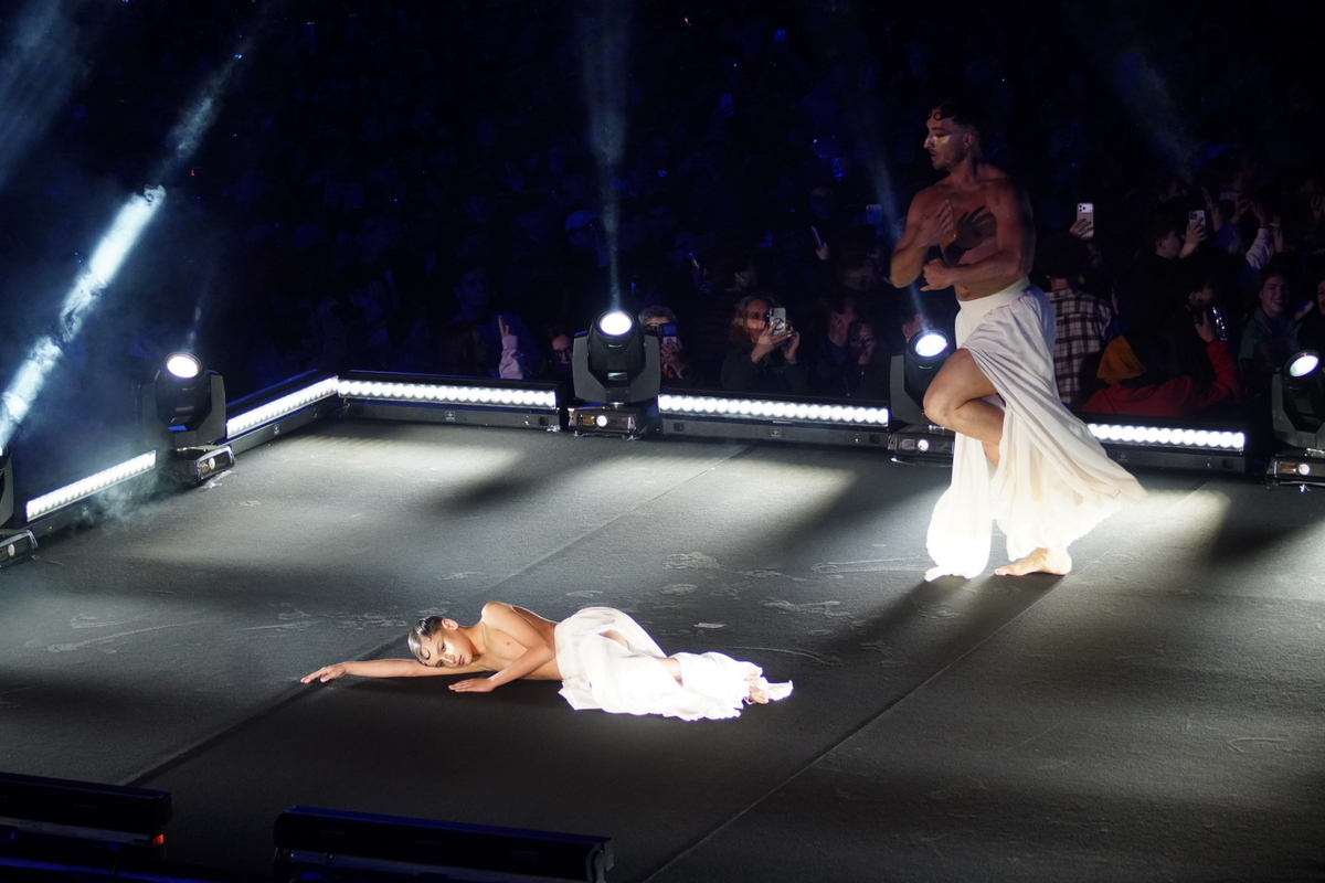 Actuación en el escenario durante el evento Doimingo de Cridida en Valencia