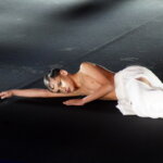 Persona con maquillaje artístico en una pasarela de moda