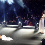 Actuación en el escenario durante el Doimingo de Cridida en Valencia