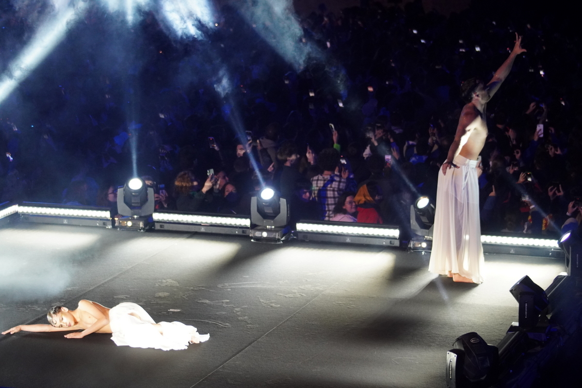 Actuación en el escenario durante el Doimingo de Cridida en Valencia
