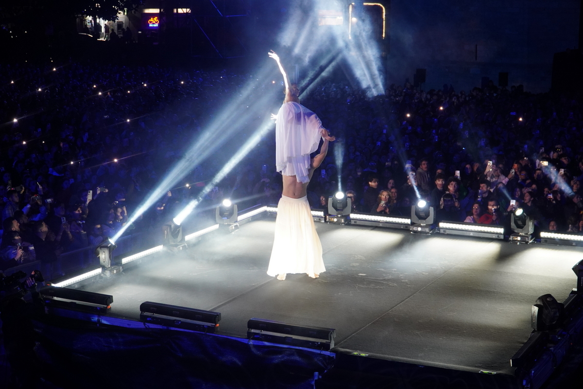 Actuación en el escenario durante el evento Domingo de Cridida en Valencia