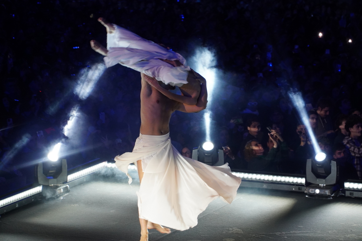 Bailarines en el escenario durante el evento Doimingo de Cridida en Valencia