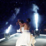 Pareja bailando en un escenario iluminado durante el evento en Valencia
