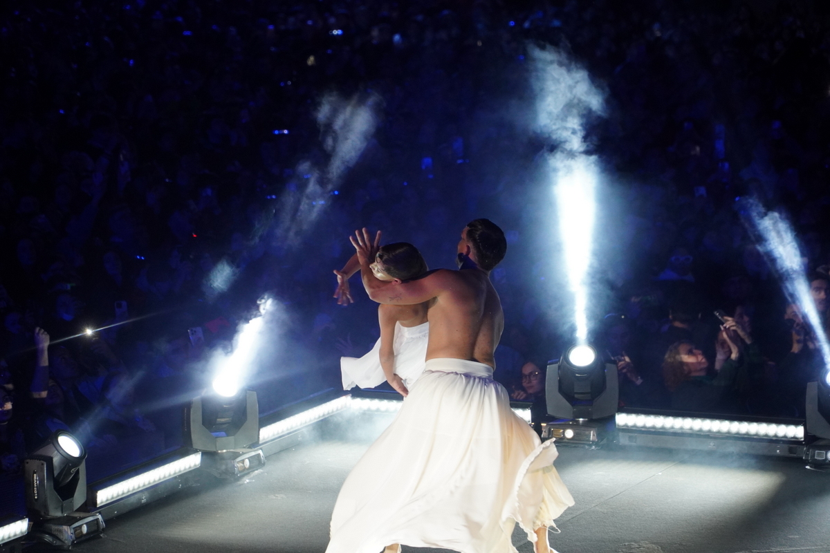Pareja bailando en un escenario iluminado durante el evento en Valencia