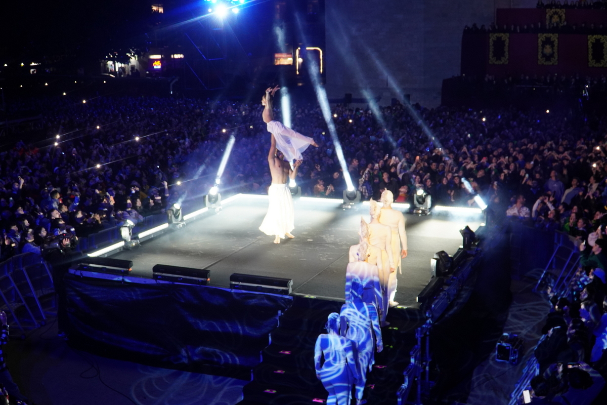 Espectáculo en el Doimingo de Cridida en Valencia con bailarines y luces