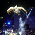 Espectáculo nocturno en Valencia con luces y acrobacias