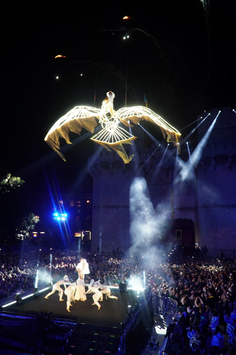 Espectáculo nocturno en Valencia con luces y acrobacias