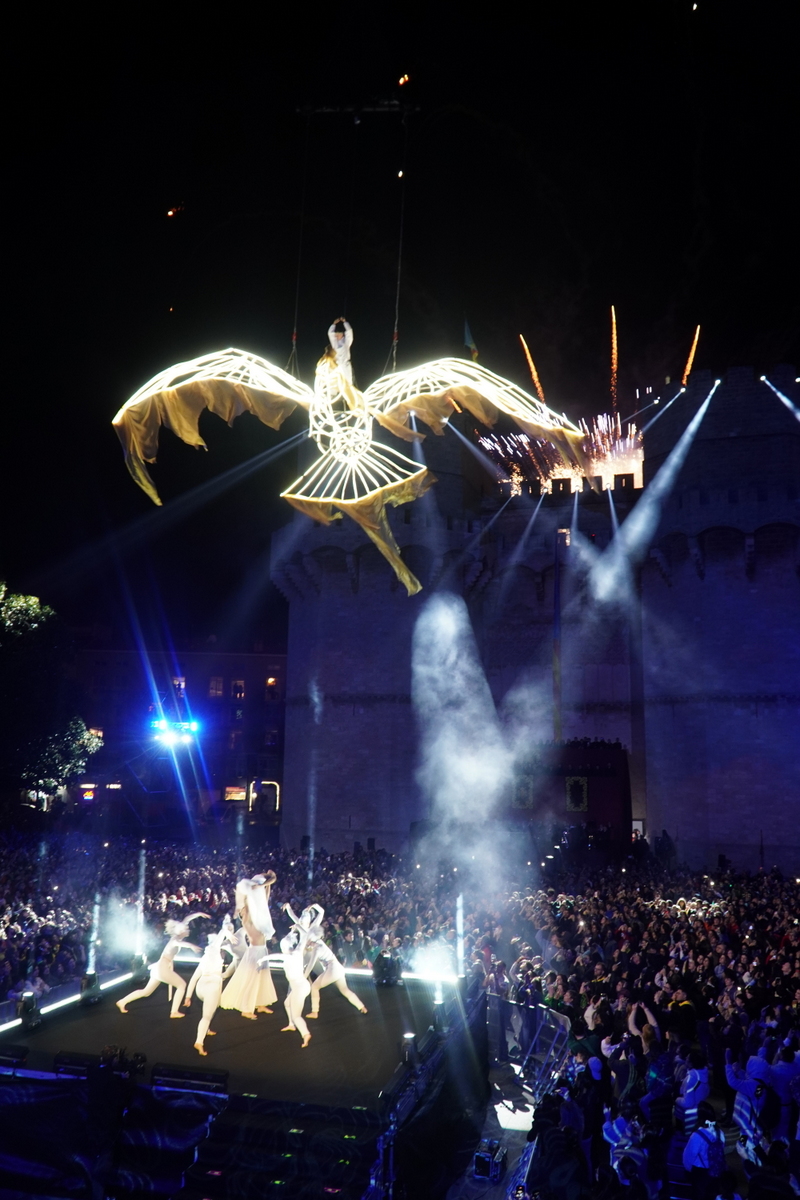 Espectáculo de luces y danza en Valencia durante el evento Doimingo de Cridida