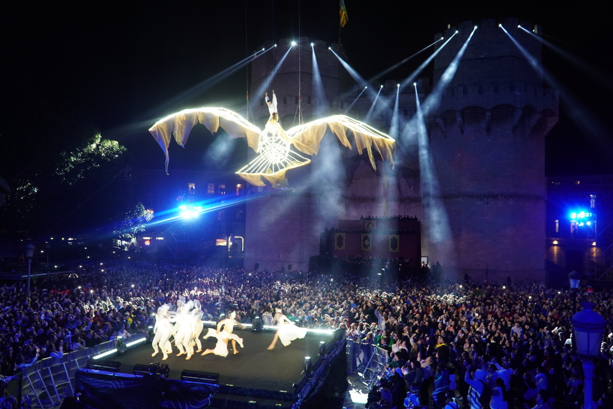 Espectáculo nocturno en Valencia con luces y danza